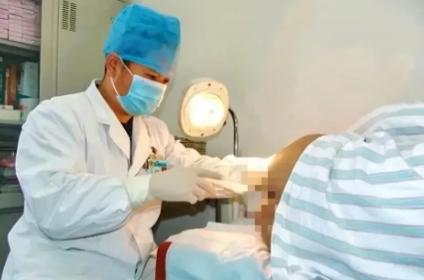 湖南长沙，一名女子术后到医院肛肠科换药，诊疗过程中，她认为男医生触碰自身隐私部位