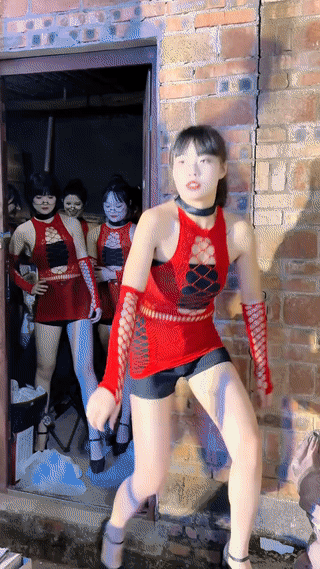 这是我见过的颜值最高的农村歌舞团。这种农村歌舞团主要是在农村的红白喜事上为主家