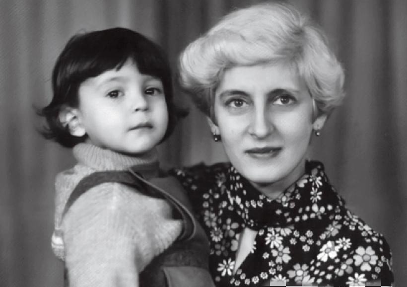 小时候的泽连斯基调皮又可爱，他的母亲是个优雅的女人。帅气的泽连斯基娶了一个漂亮