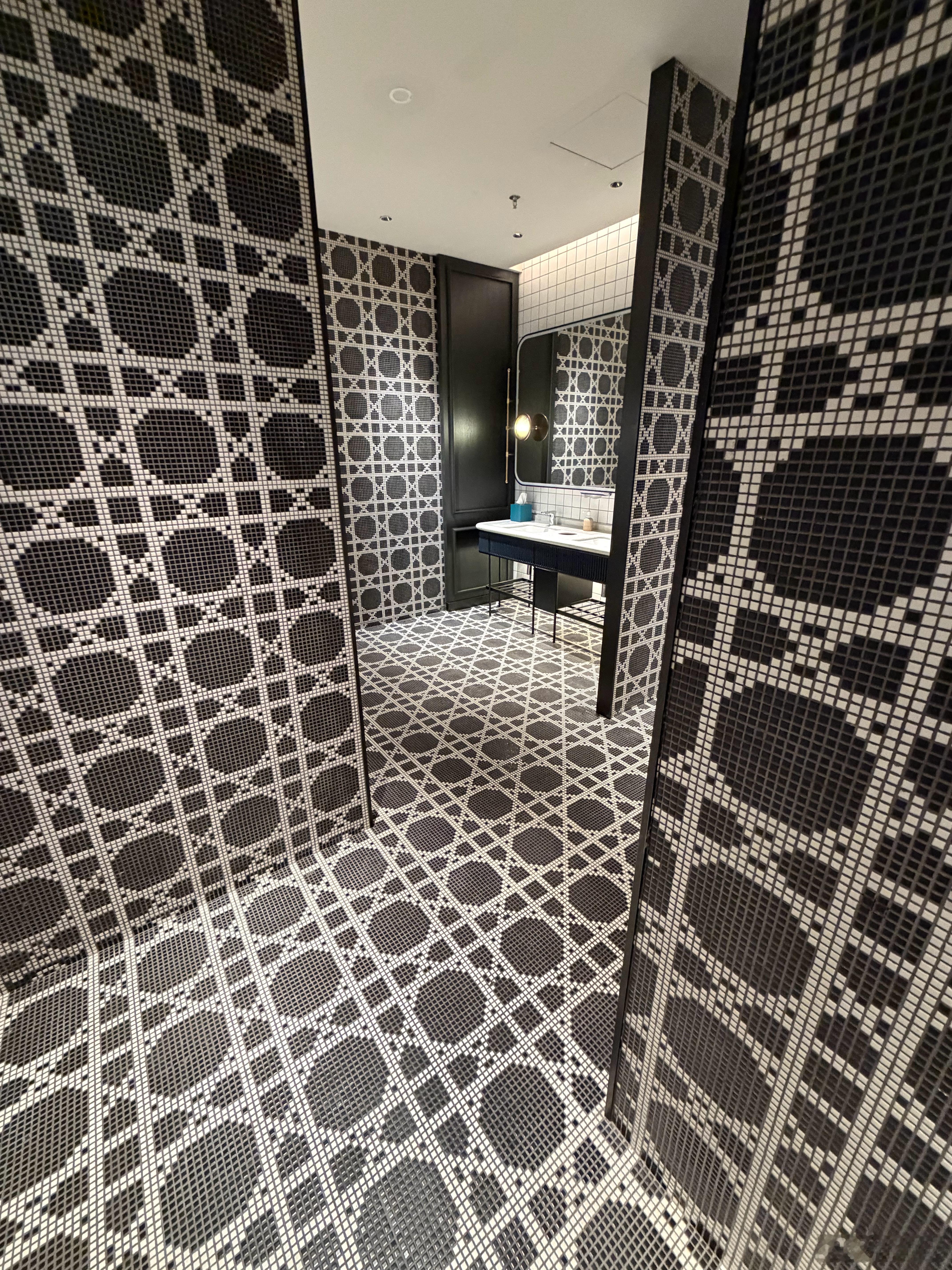 好久没运动，健身房出来头晕目眩的，寻思洗个手，进卫生间那一刹差点没忍住呕出来，设