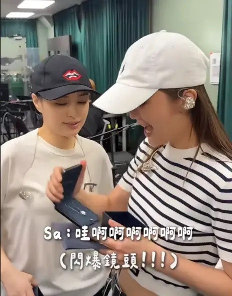阿娇也太大方了，阿sa宣布与小十岁的健身教练结婚，作为多年同事皆好姐妹的阿娇，给