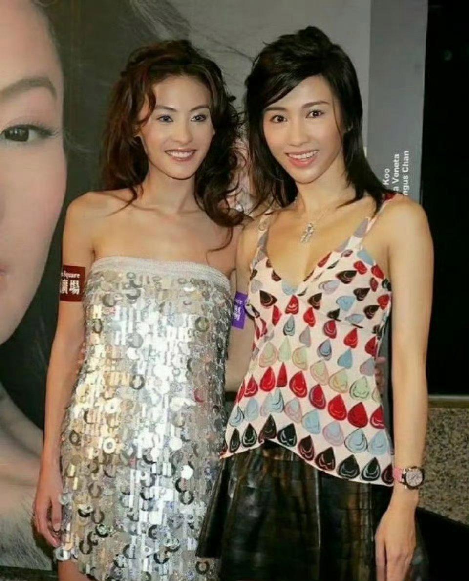 黎姿和张柏芝当年站在一起合照，那时候还没有美颜滤镜。