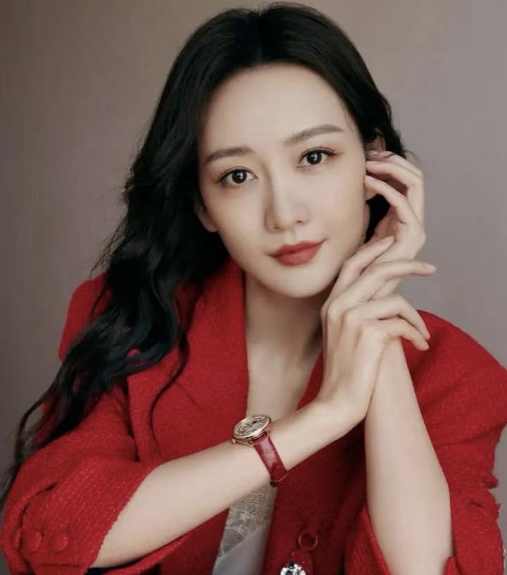 43岁的王鸥情路坎坷。有过4段感情和绯闻，初恋男友据说是同班同学张戈，两