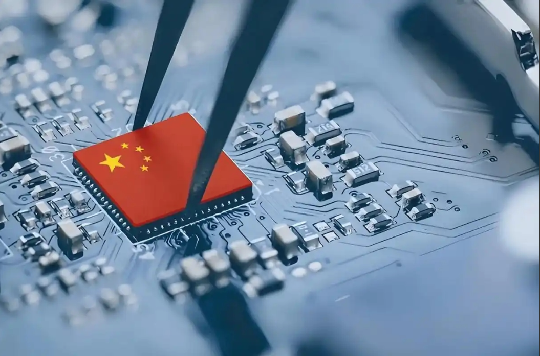 中美芯片之争，美国浪费了四年才发现自己上当了，在这四年中，中国采用你打你的，我打