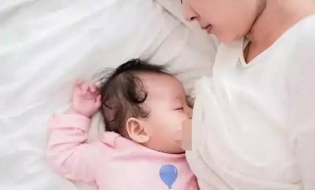 年轻妈妈哄宝宝睡觉, 宝宝出现意外再也不会醒来, 妈妈追悔莫及