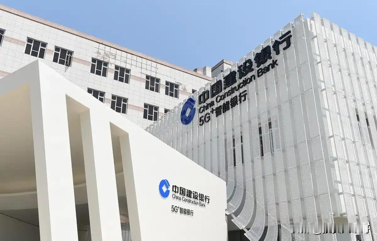 建设银行2022年到2024年的业绩表现！2022年营业收入7838亿，比前一