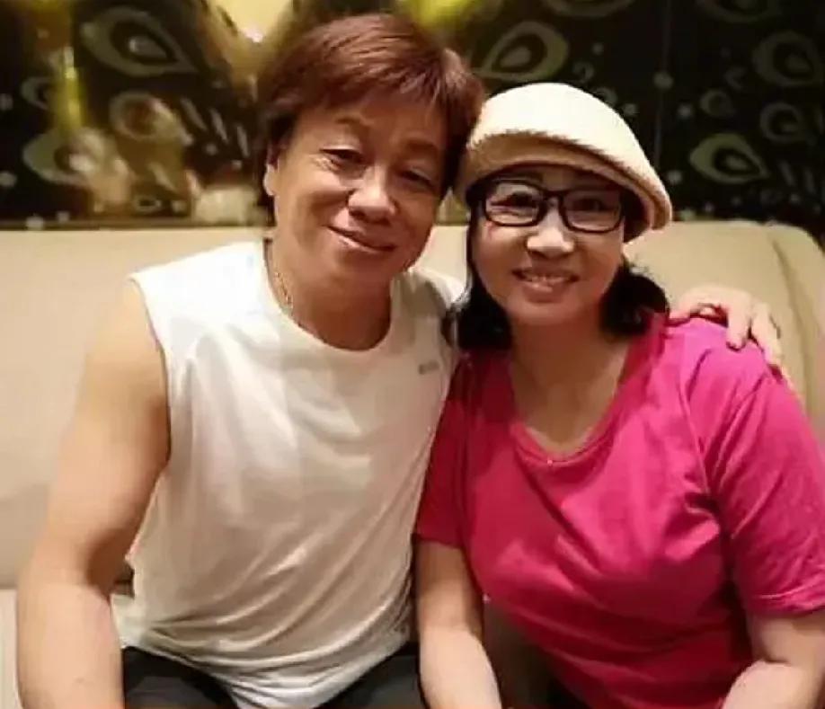 梁小龙和“包租婆”元秋。当时他72岁，她70岁。看面相，都是慈眉善目的有福