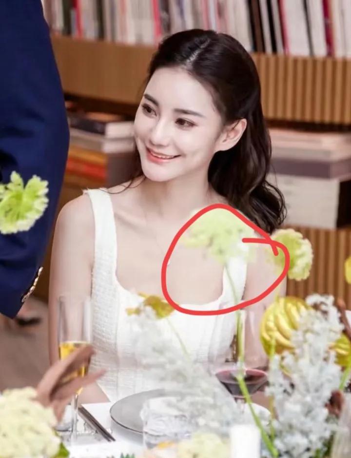 张兰赞美筱梅:嫁入汪家，爱小菲遭无端网暴，从不抱怨。婚礼到了，张兰发文赞美一番