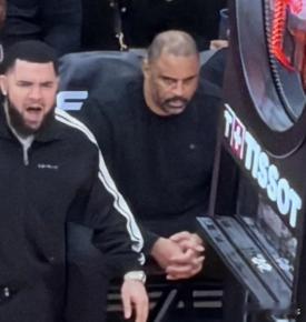 火箭输给黄蜂，剩半节时放弃。乌度卡那一波换人时面如死灰。全场火箭最努力的球员除了