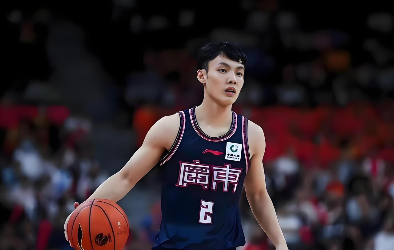 徐杰太谦虚了！昨天晚上，广东男篮在热身赛上半场结束后仍落后于对手，好在徐杰有出