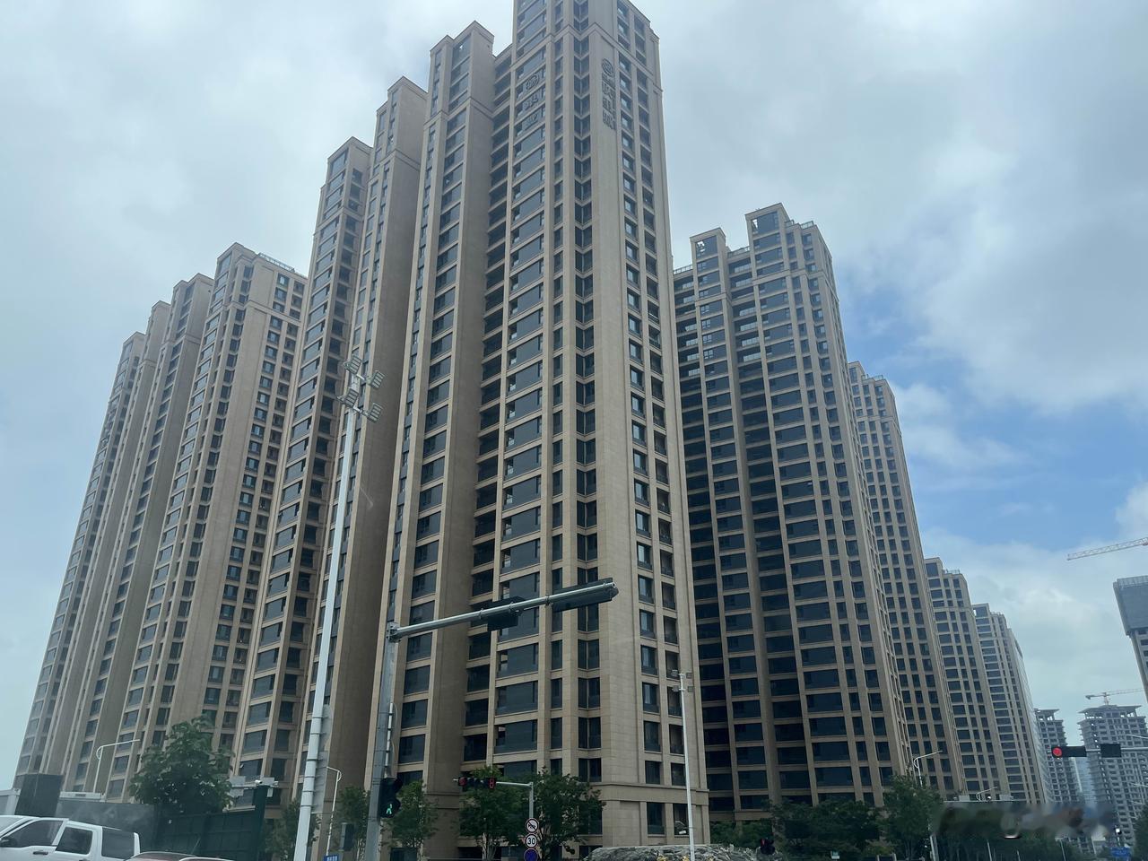 山东头村，青岛崂山很牛的一个村，扼守香港东路核心位置。据记载，1403年，辛