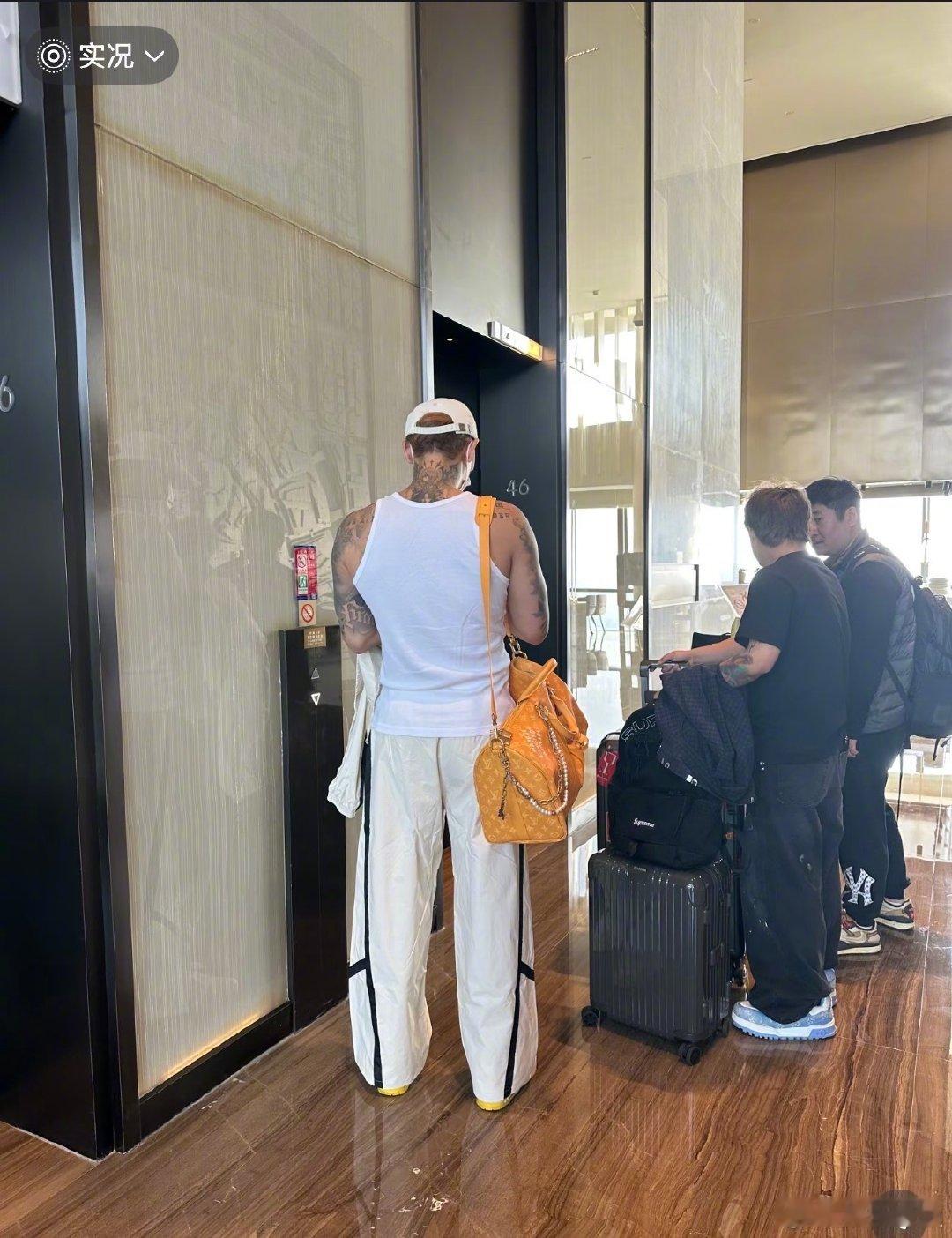 以为黄子韬是很潮的老外笑晕在评论区！网友偶遇黄子韬，第一眼没认出来，还以为是位