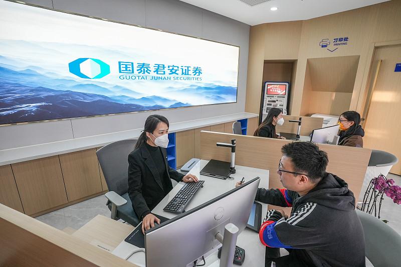 最近刷到中金拟吸收合并信达、东兴的消息，算下来又一艘万亿级别的券商航母要浮出水面
