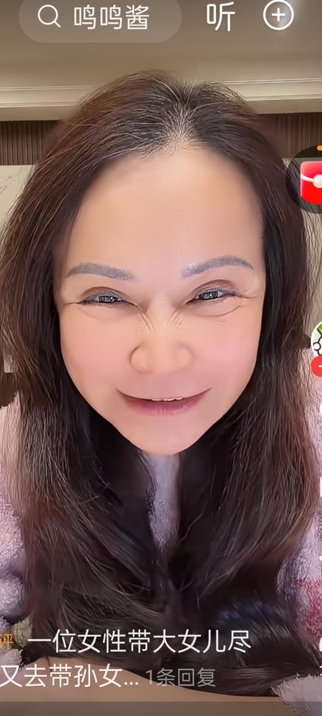 黄一鸣妈妈正脸照曝光，长发飘飘，看着皮肤很好，看着大概也就50岁左右的样子，也很