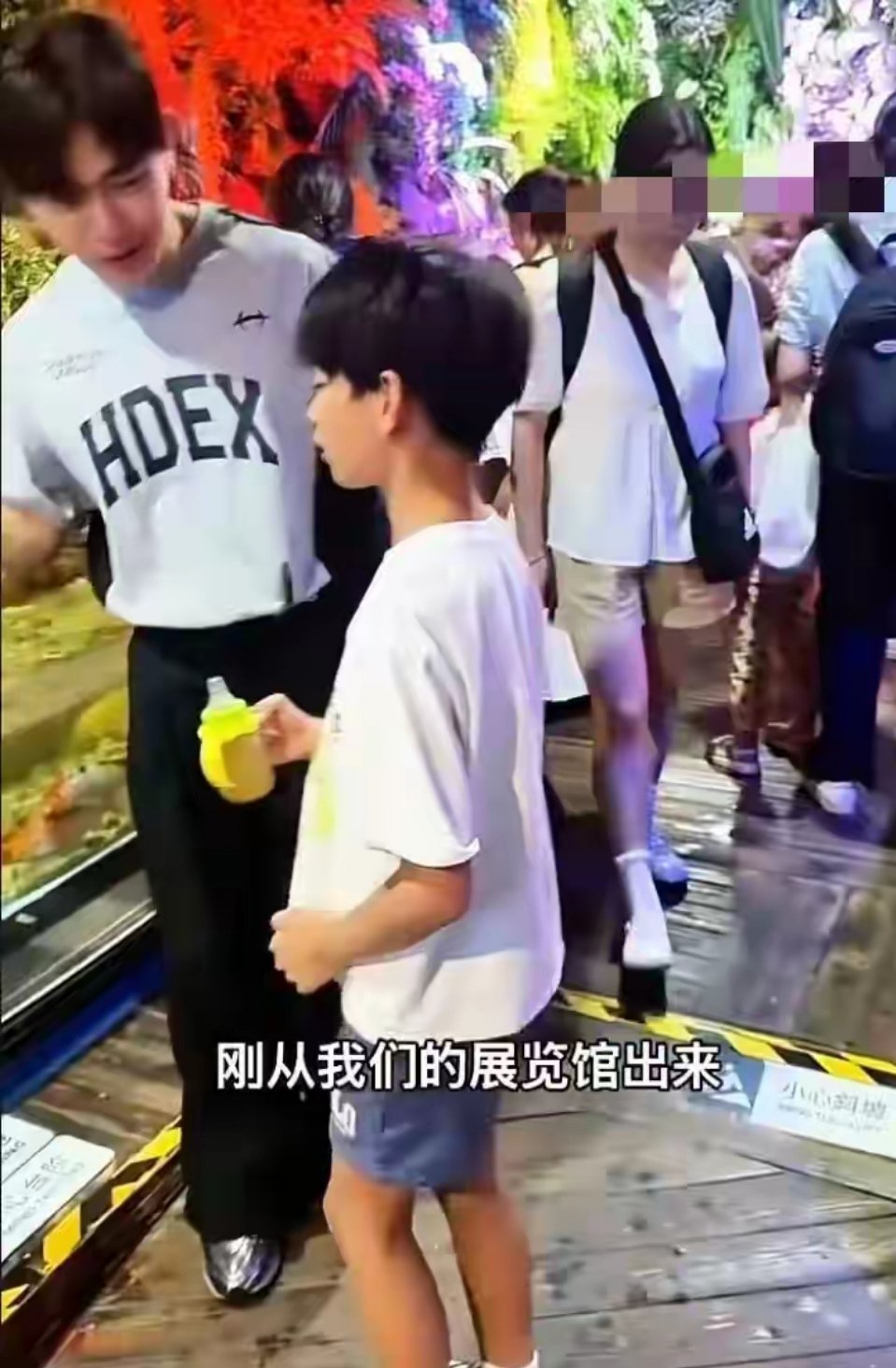 小菲广州忙完工作，陪箖箖到水族馆玩！10岁箖箖神态气质像极爸爸