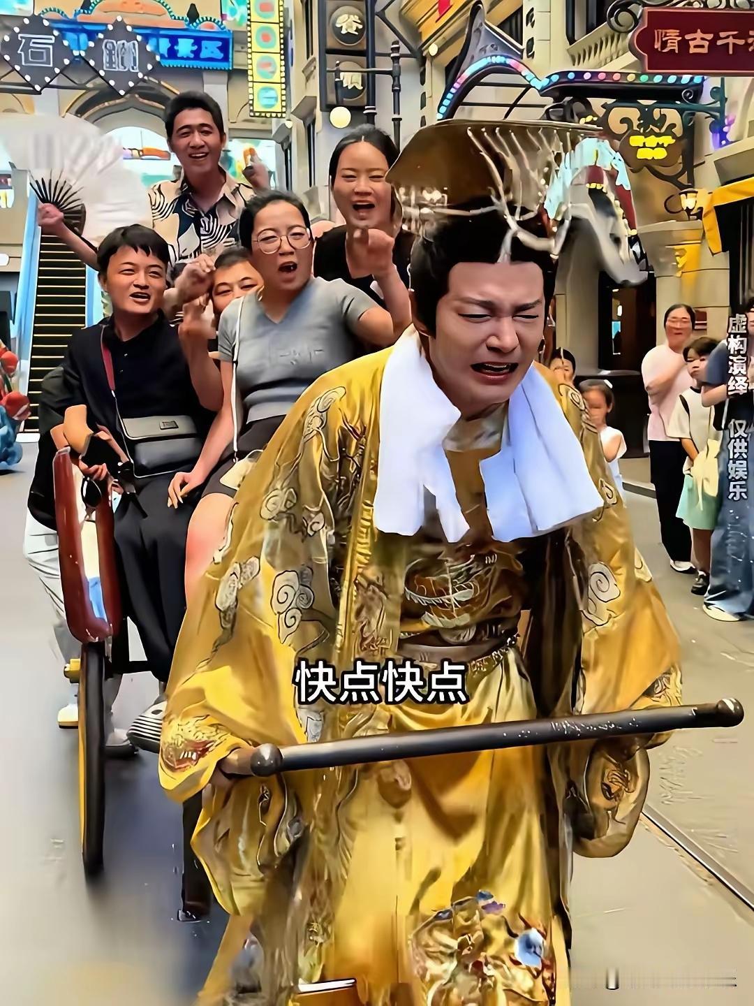老话都说好汉不赚六月钱，盛夏酷暑之下，郑国霖这份景区的工作，日薪1200元加上提
