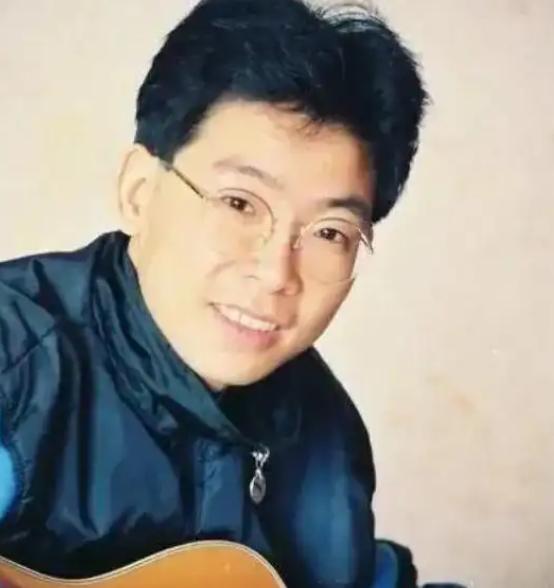 1982年，张明敏唱完《我的中国心》后，被香港乐坛除名，正当他心灰意冷准备回电