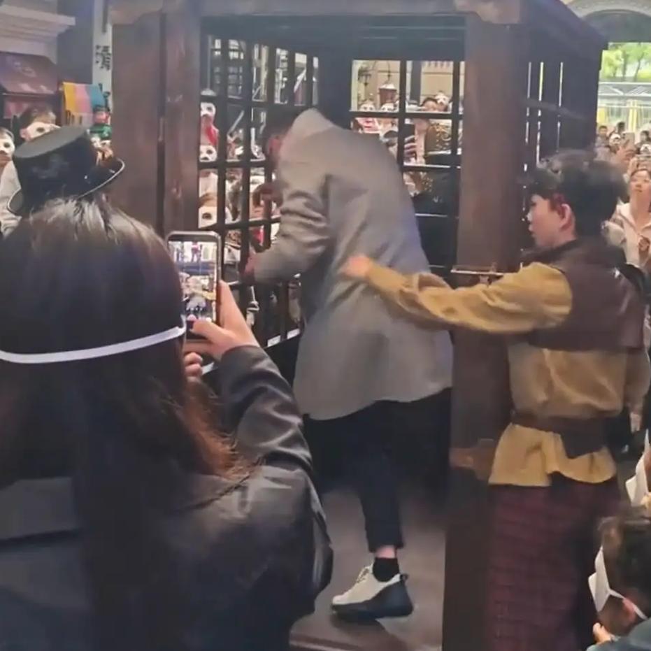 这个外国人也没想到高高兴兴来上海却被关进囚笼上海千古情景区互动事件：沉浸式体验