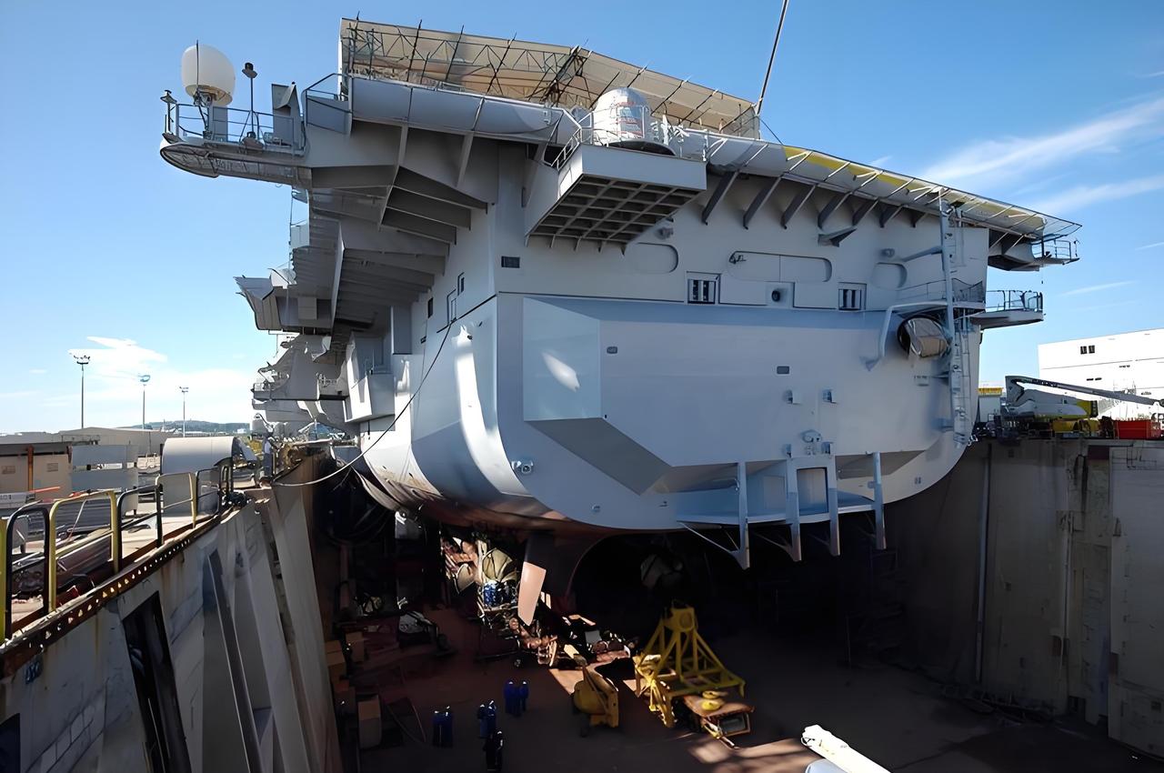 马克龙就是个搅屎棍，投降第一，却又想去亮个相。法国唯一一艘航空母舰，戴高乐航