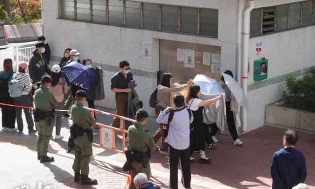 香港火灾60人排队认尸，老人两度辨认无果，质问为何音信全无大火灭了三天，60