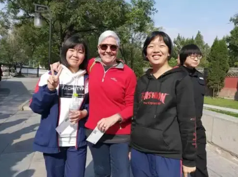 前两天，一家子在外面玩的时候，碰上了件小事。一个外国人不小心碰到了侄女，人家