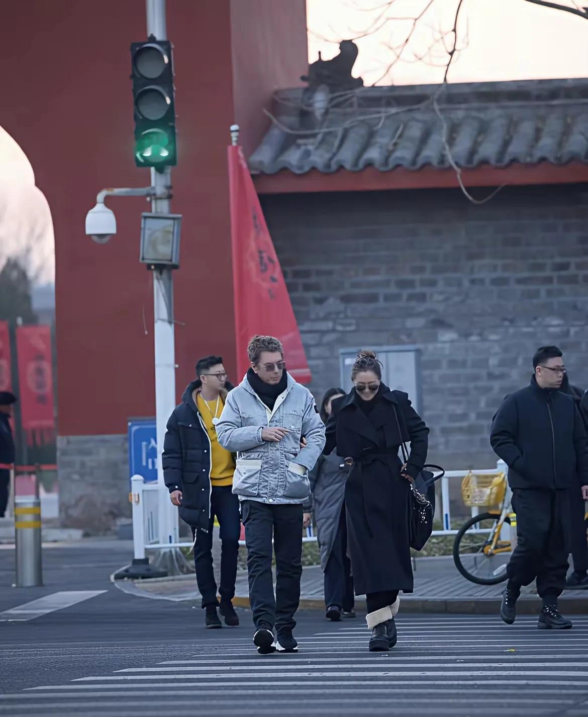 近日，巩俐和老公现身北京街头，那状态看着着实年轻！巩俐本就有着独特的气质，岁月似