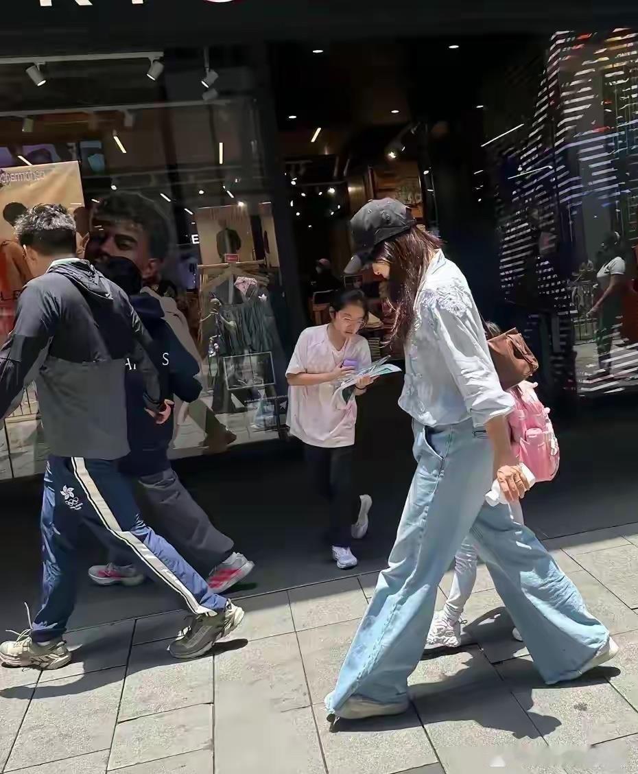 香港街头郭晶晶女儿的一个动作，为什么会让一众家长感到惭愧？