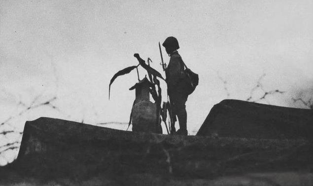 1933年8月24日夜，军警包围了他的家，父亲为了掩护甄凤山，将他藏到水缸里，使