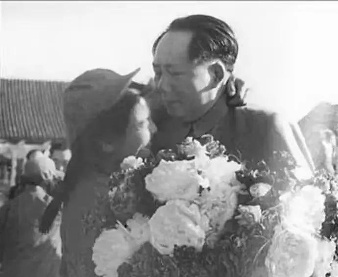 1952年，照片是志愿军代表解秀梅向毛主席献花时，见到伟大领袖的她，激动的直接拥