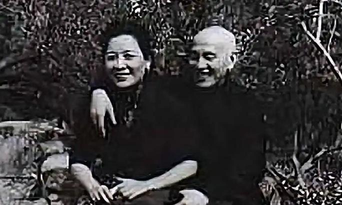 1946年戴笠烧死在飞机失事里，蒋介石冲到现场，瞅了眼烧成黑炭的死尸，扭头就死死