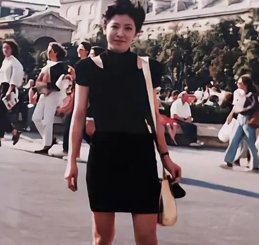 人会以为向太是靠美色上位，可真要翻完香港娱乐圈那几十年的江湖，就会发现这话大错特