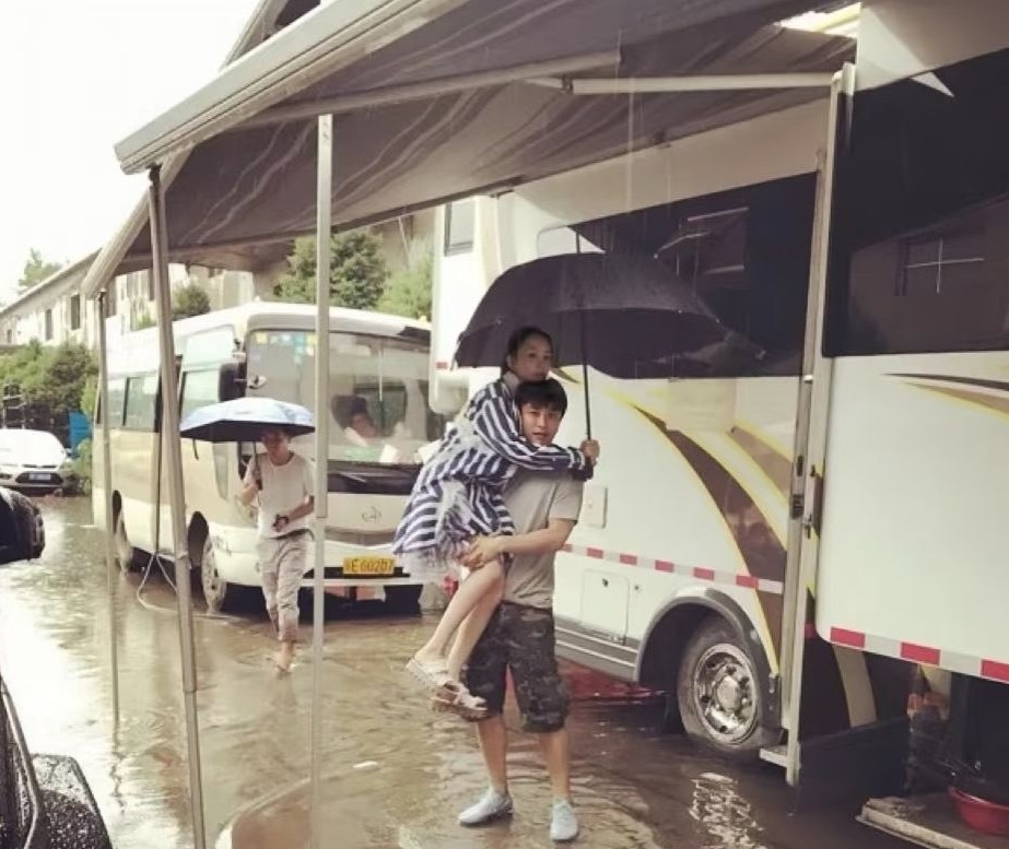 大胆猜测一下李小璐现在肯定悔不当初因为贾乃亮估计是李小璐这辈子能遇到的最好的