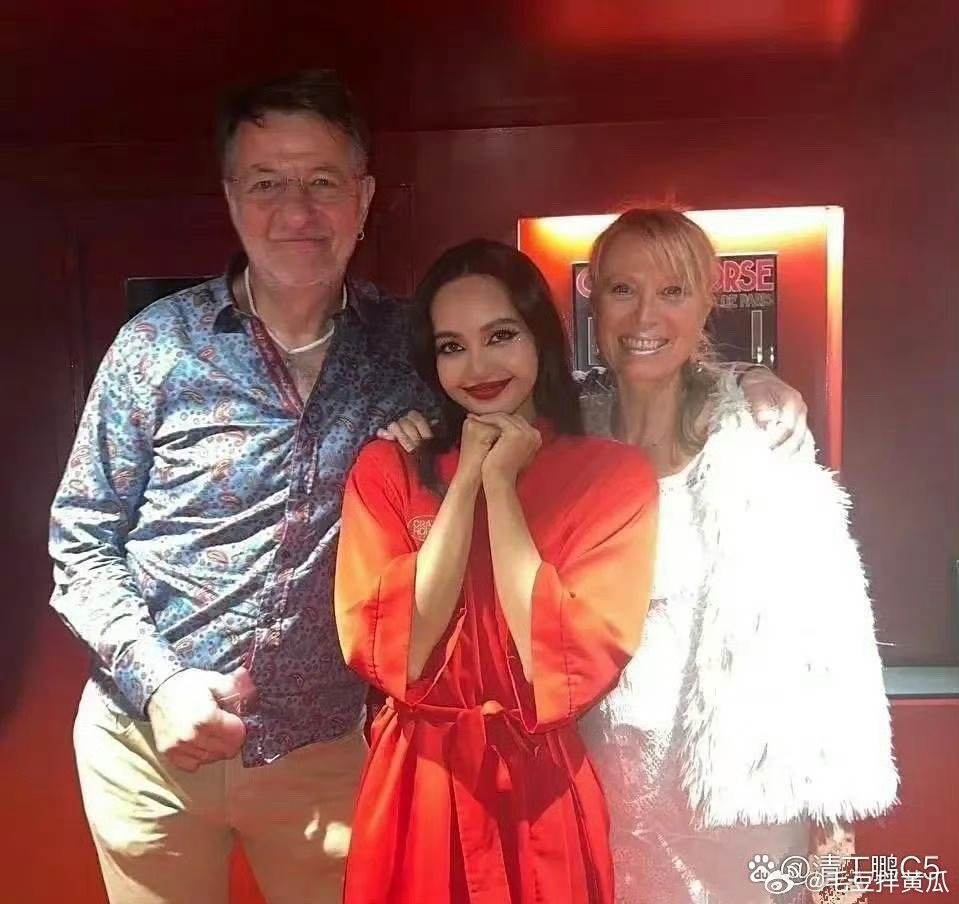 Lisa和三公子的爸妈还有自家妈妈合影，笑的挺开心，又换回了泰国人的长相，这能算