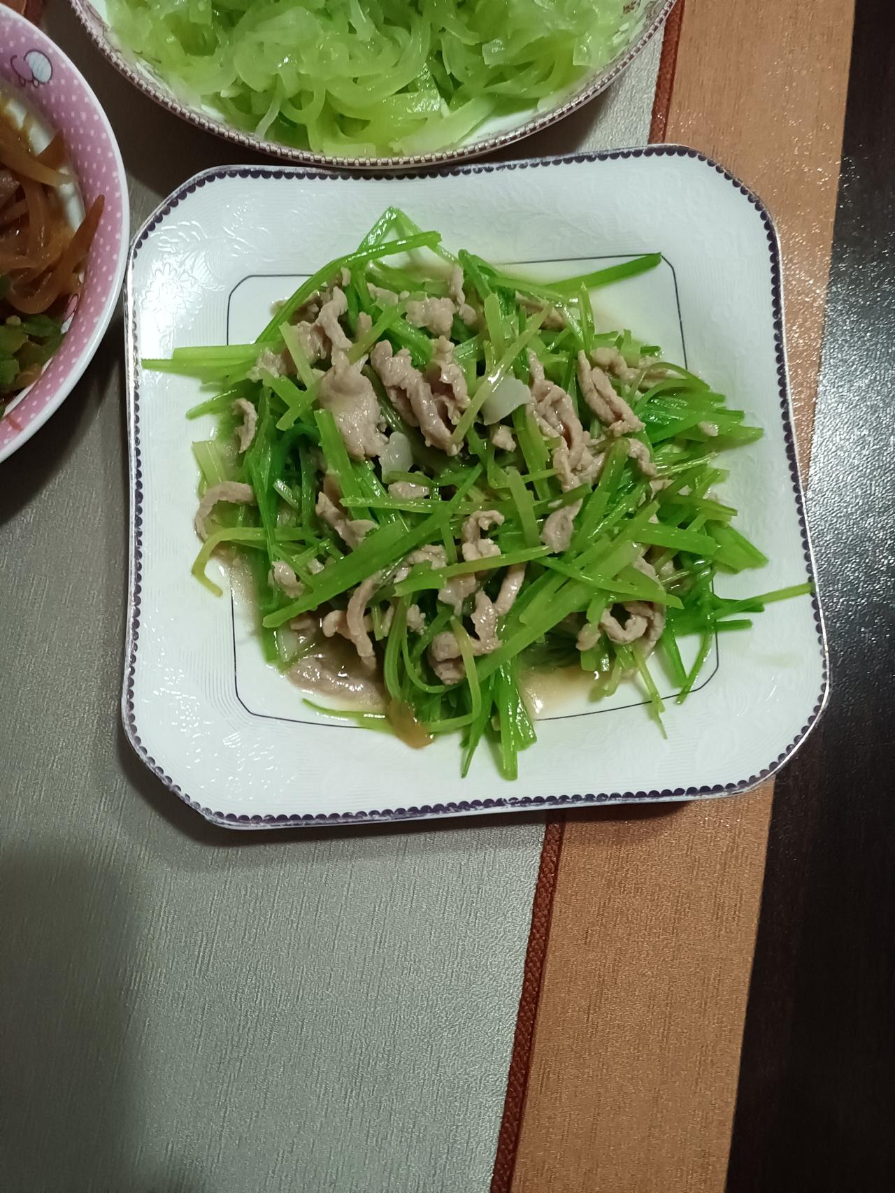 午餐菜品：芹菜炒肉丝凉拌莴苣丝青椒炒大头菜菠菜粉丝汤