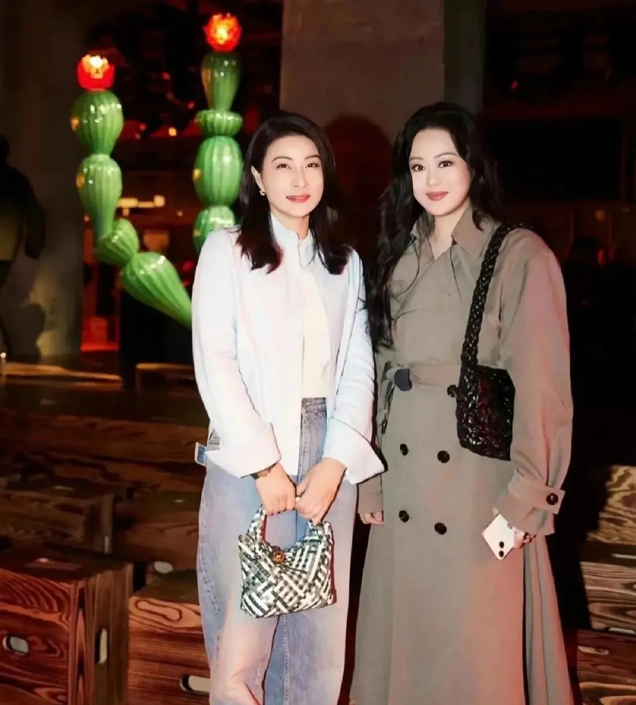 天呐，61岁的章小蕙同框郭晶晶，不论颜值还是穿搭，也不论气场还是年轻程度竟然都秒