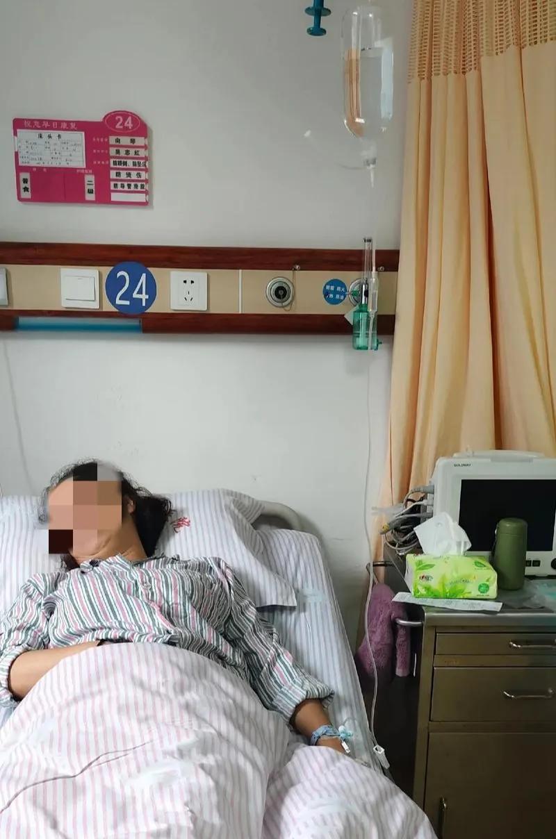 江苏泰州，女子肺炎去输液，吊针时她意外发现，注射液已过期45天，女子告知护士后，