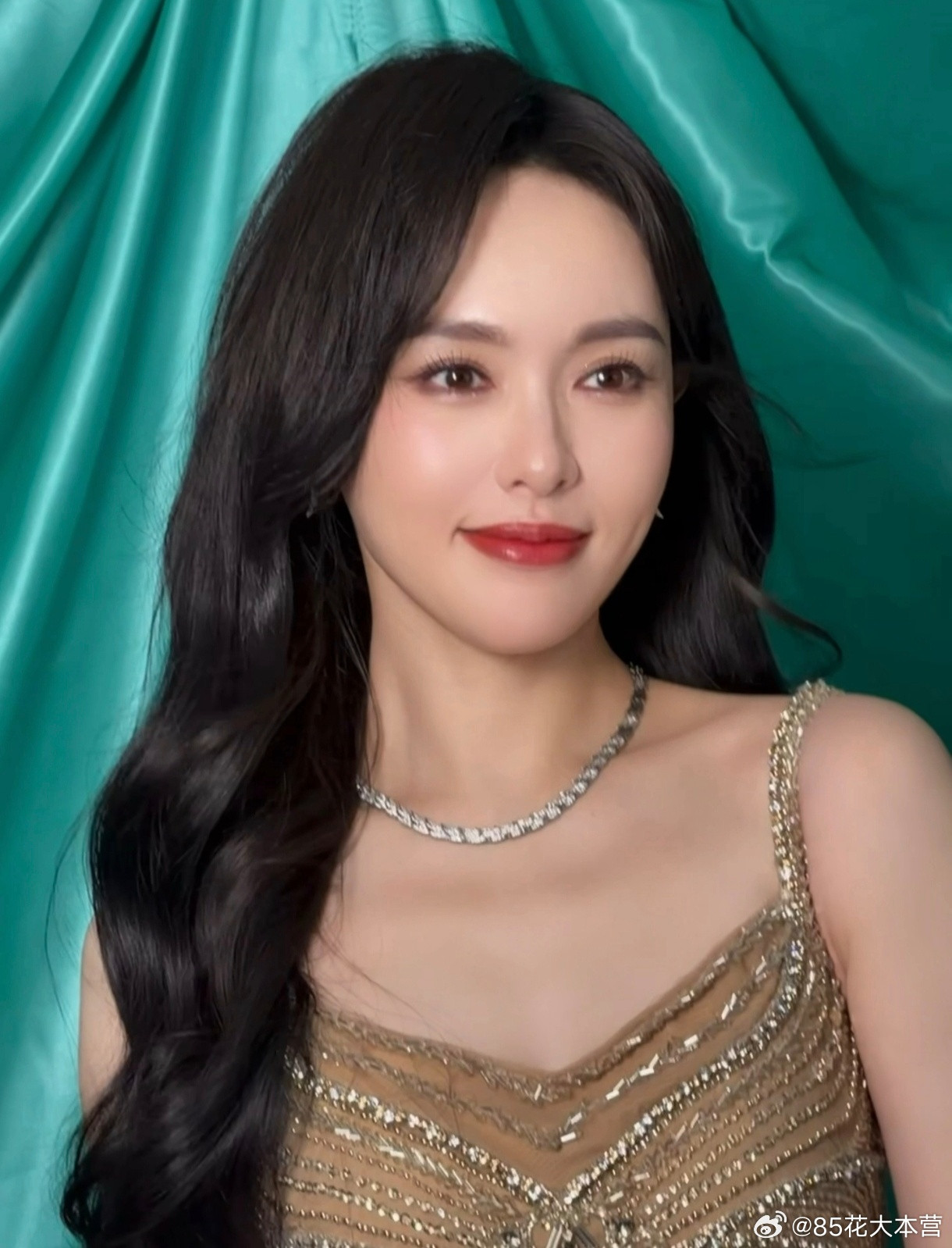 唐嫣今日品牌活动～各种动态图里，美的顾盼神飞，神采飞扬的！很美！唐嫣刺绣吊带裙