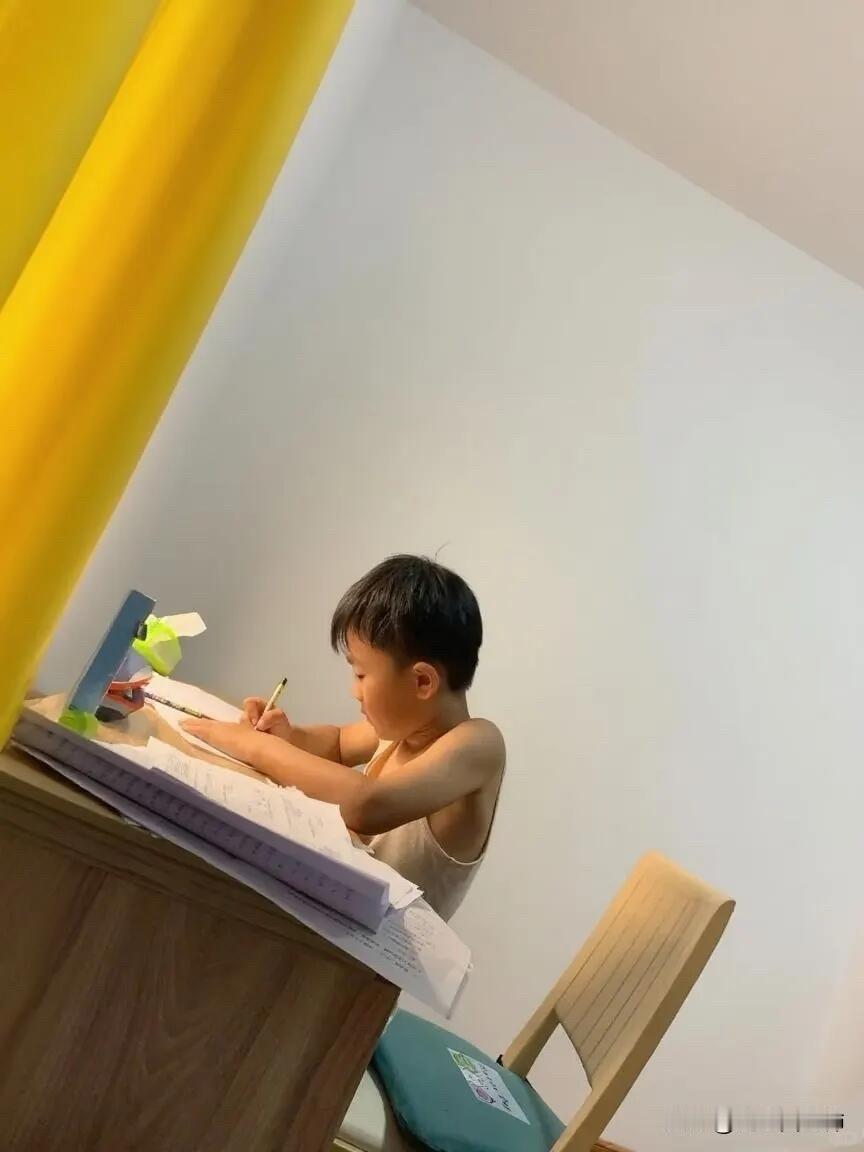 真的很后悔在幼儿园把时间浪费在了钢琴、机器人、舞蹈上，真正有远见的父母不像大多数