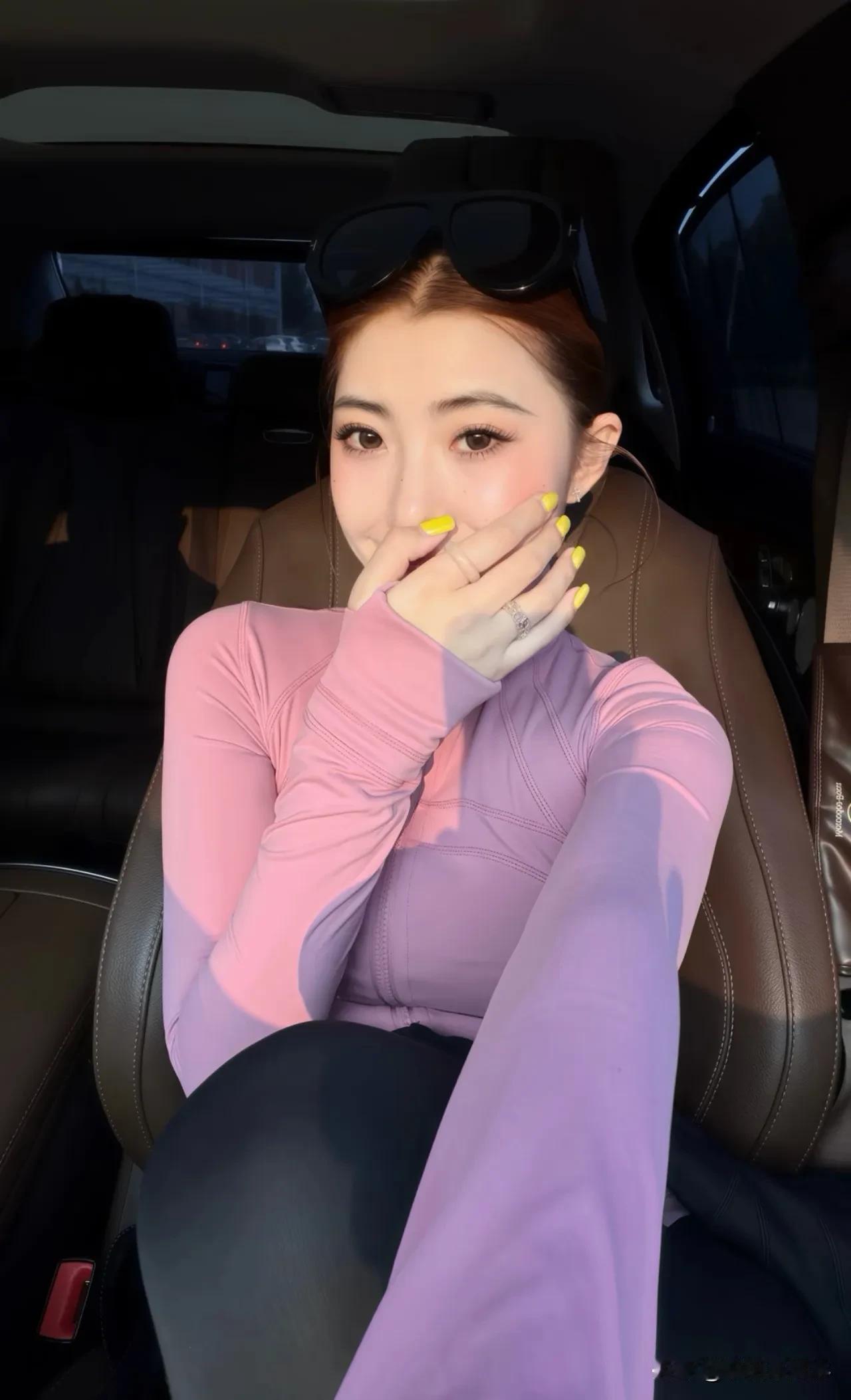 车内拍照小技巧，秒出氛围感大片！光线选侧逆，构图找三角，表情要自然。