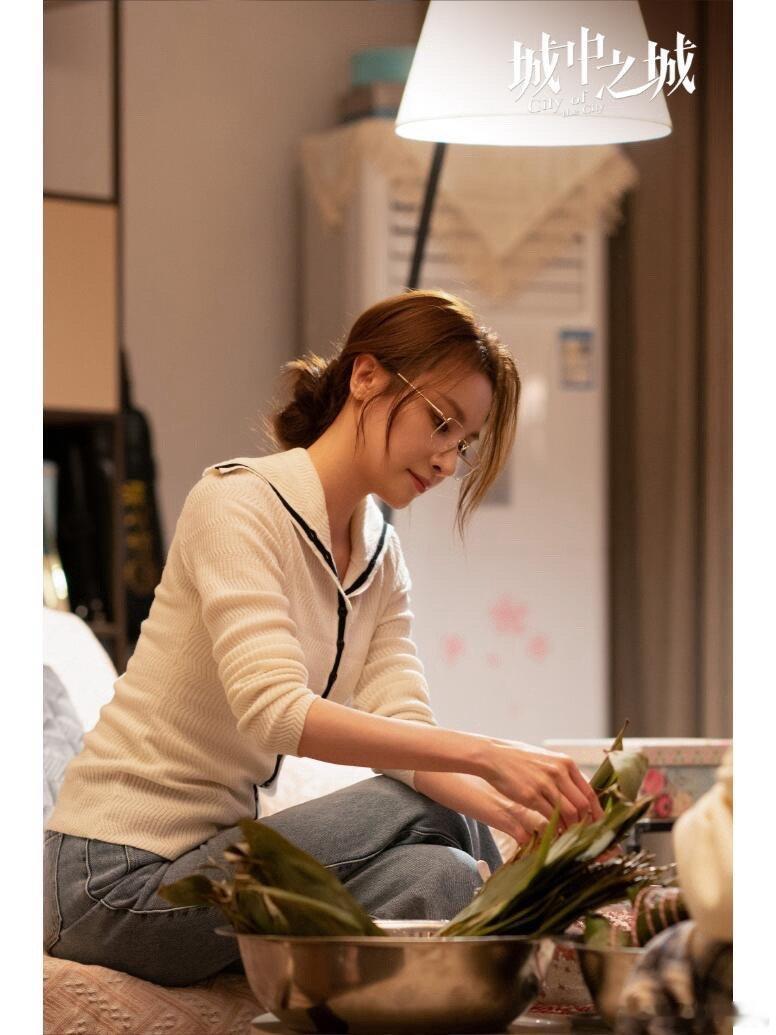 隆妮三年三部央妈剧隆妮的民国美女特工适配度堪称满分。她不仅外形贴合角色，更用扎