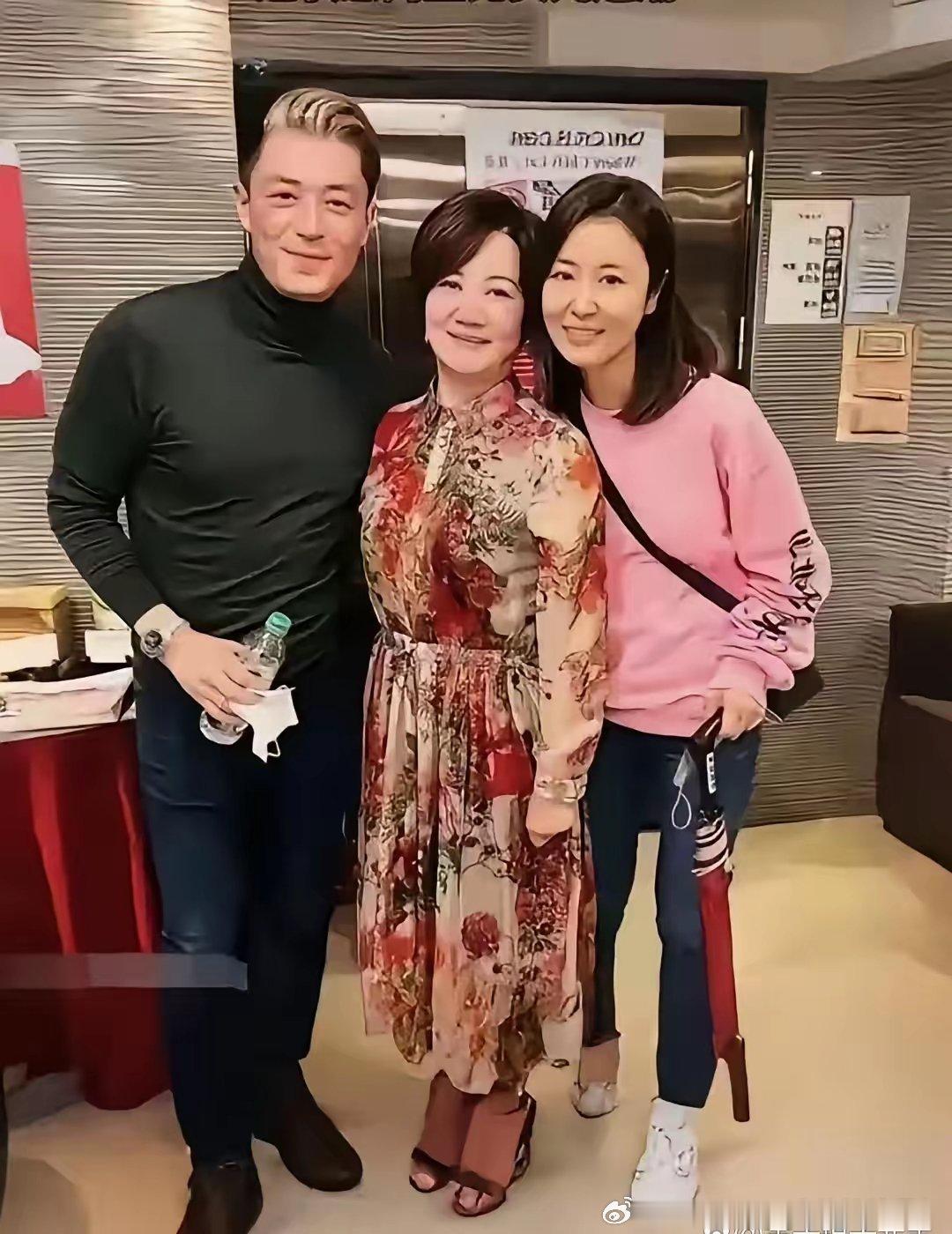 47岁霍建华，这张和丈母娘的合影，不少人看了心头一紧。淡出荧幕四年，面部松弛，白