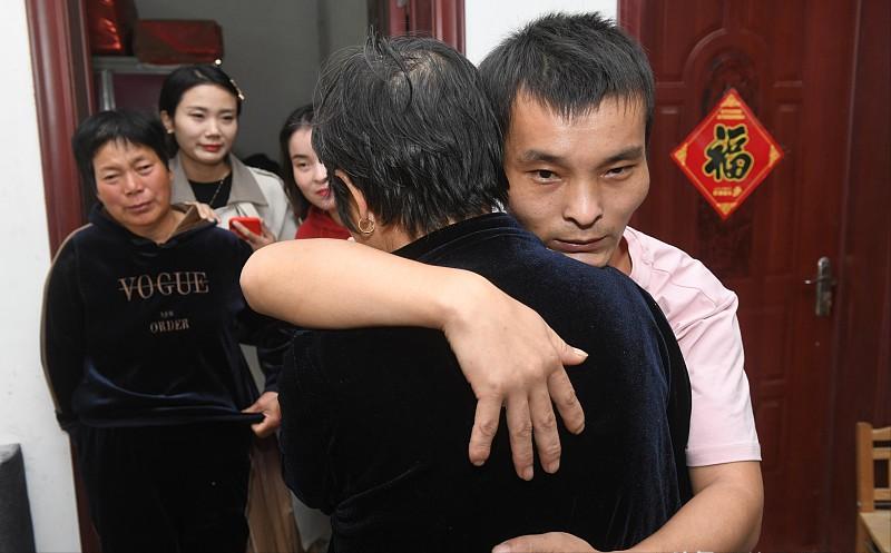 湖南岳阳，女子抛下6个月的儿子改嫁他人，此后多年不闻不问。后来在2014年，她得