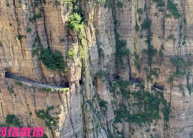 河南新乡某处景区出入口，有游客在此遇到一家民宿的老板在拉人，事后交了定金觉得民宿