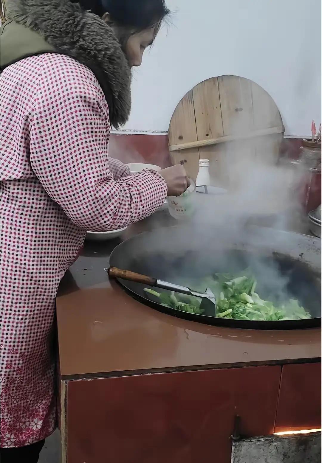 我的公婆早已不在了，我们一家4口一直都生活在外面，按理说春节回不回老家都行。可我