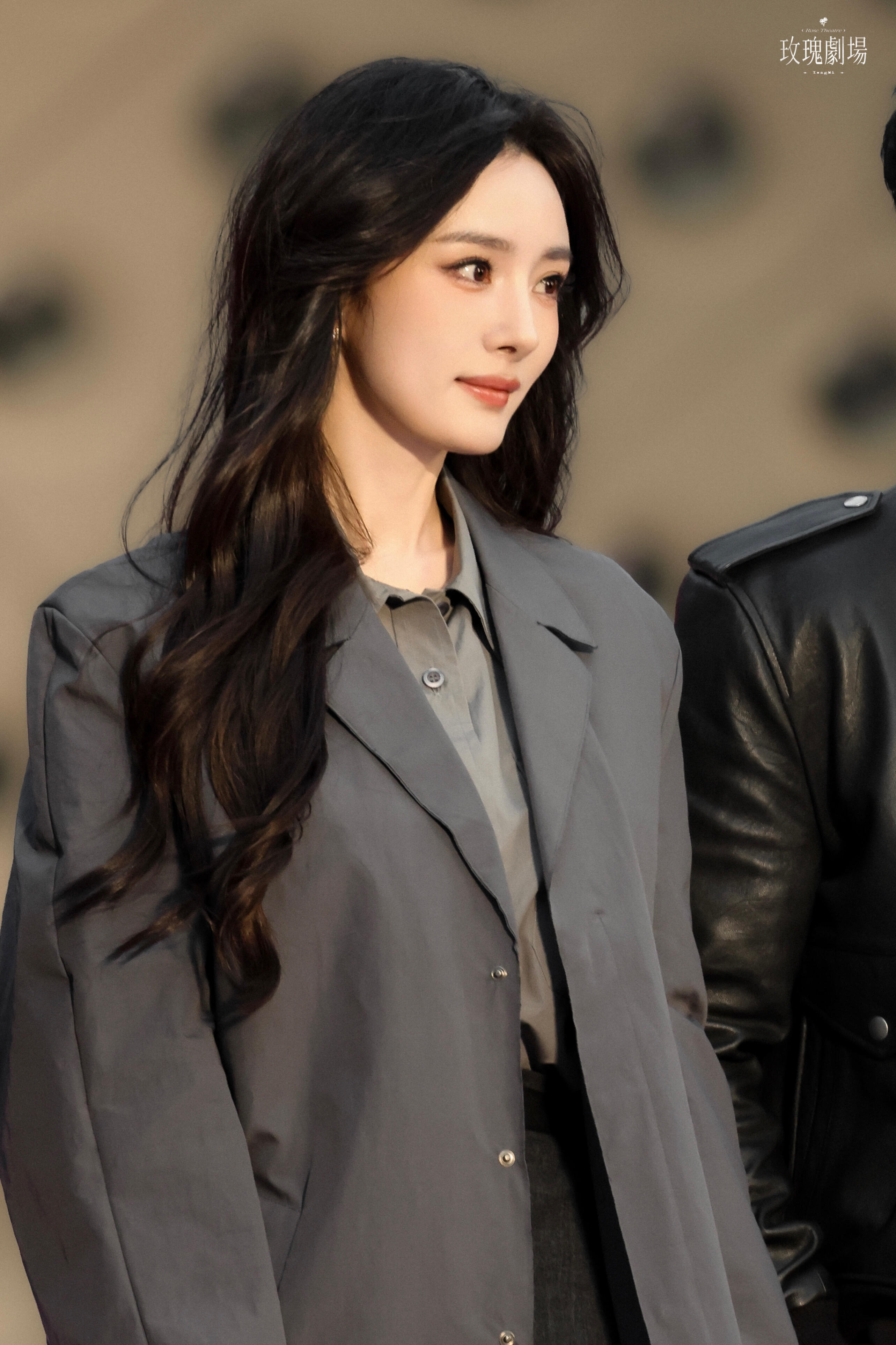 杨幂一边拍广告一边购物杨幂穿Prada的女王