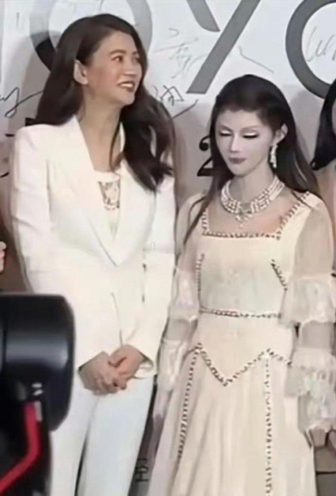 这个女的心脏真强大，化成这个样子还敢站在袁咏仪旁边​​​​