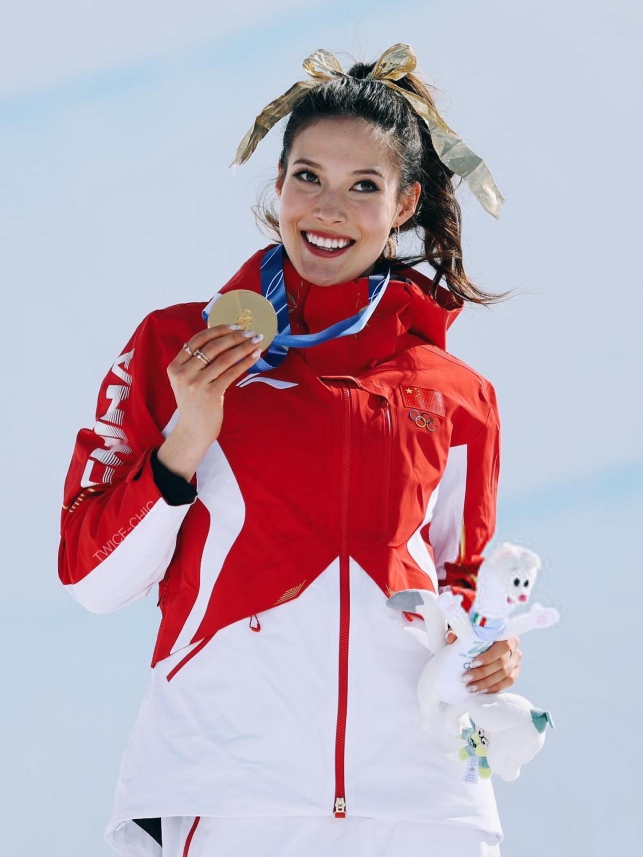 她每次颁奖前都火速撸个妆[大笑]这蝴蝶结绑出了桀骜不驯，像一双金色的翅膀，内心强