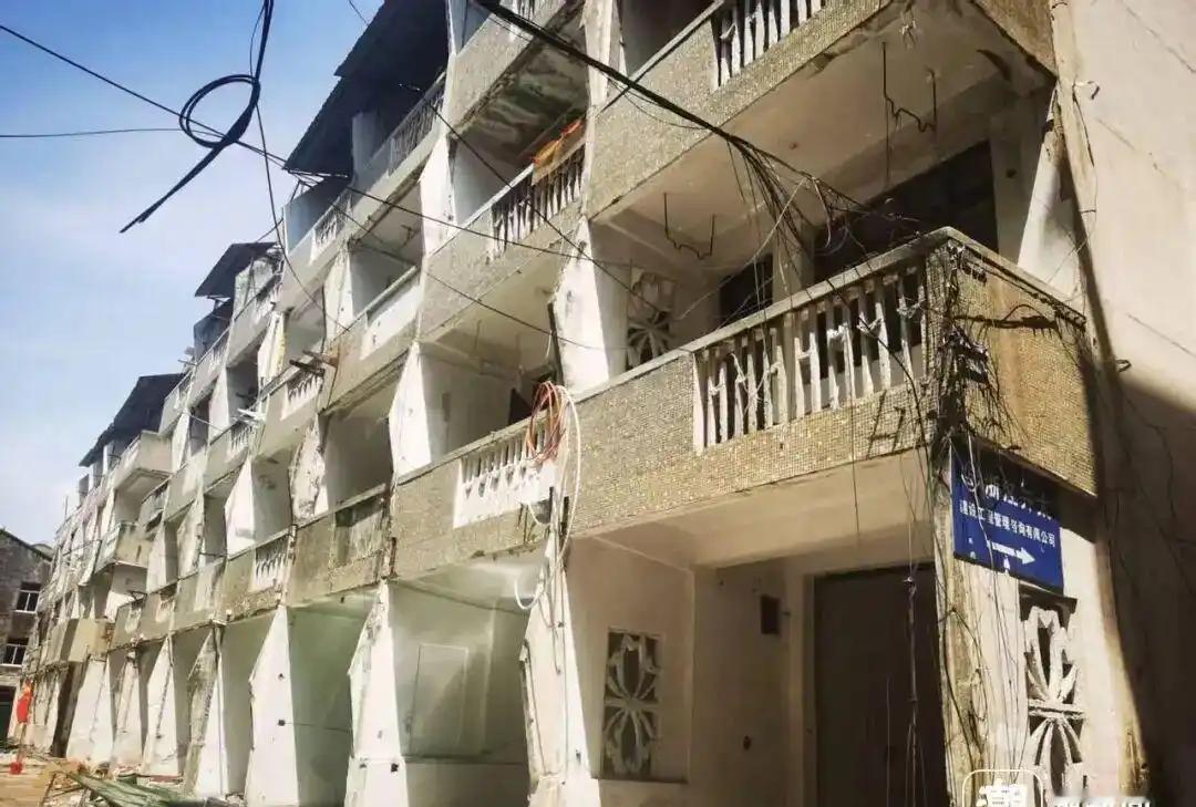 浙江这52户业主真是不按套路出牌，住着1986年建的预制板老楼，苦等拆迁无果后干