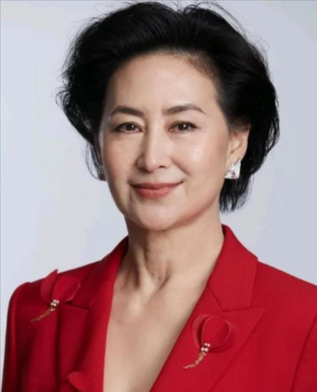 2022年，何超琼感慨：香港回归那年，爸爸曾跟我打赌——像上海这样的城市，要多少