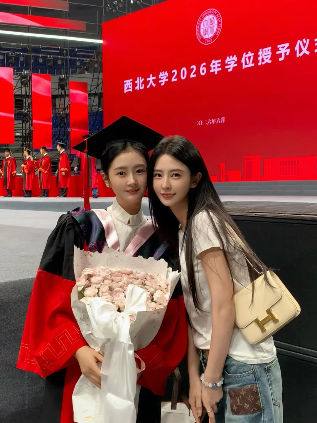 让我们恭喜这位女同学博士毕业啦🎓